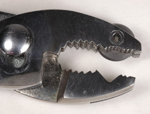 Closeup of JAWS glass rod cutting tool
